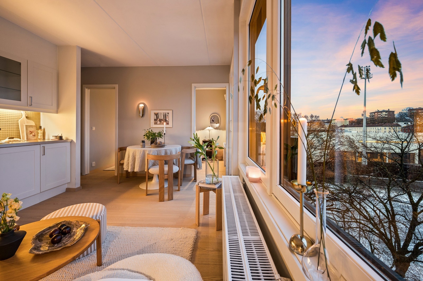 Det er lave felleskostnader som inkluderer "alt" - blant annet fyring, varmtvann, tv og internett. Galleribilde