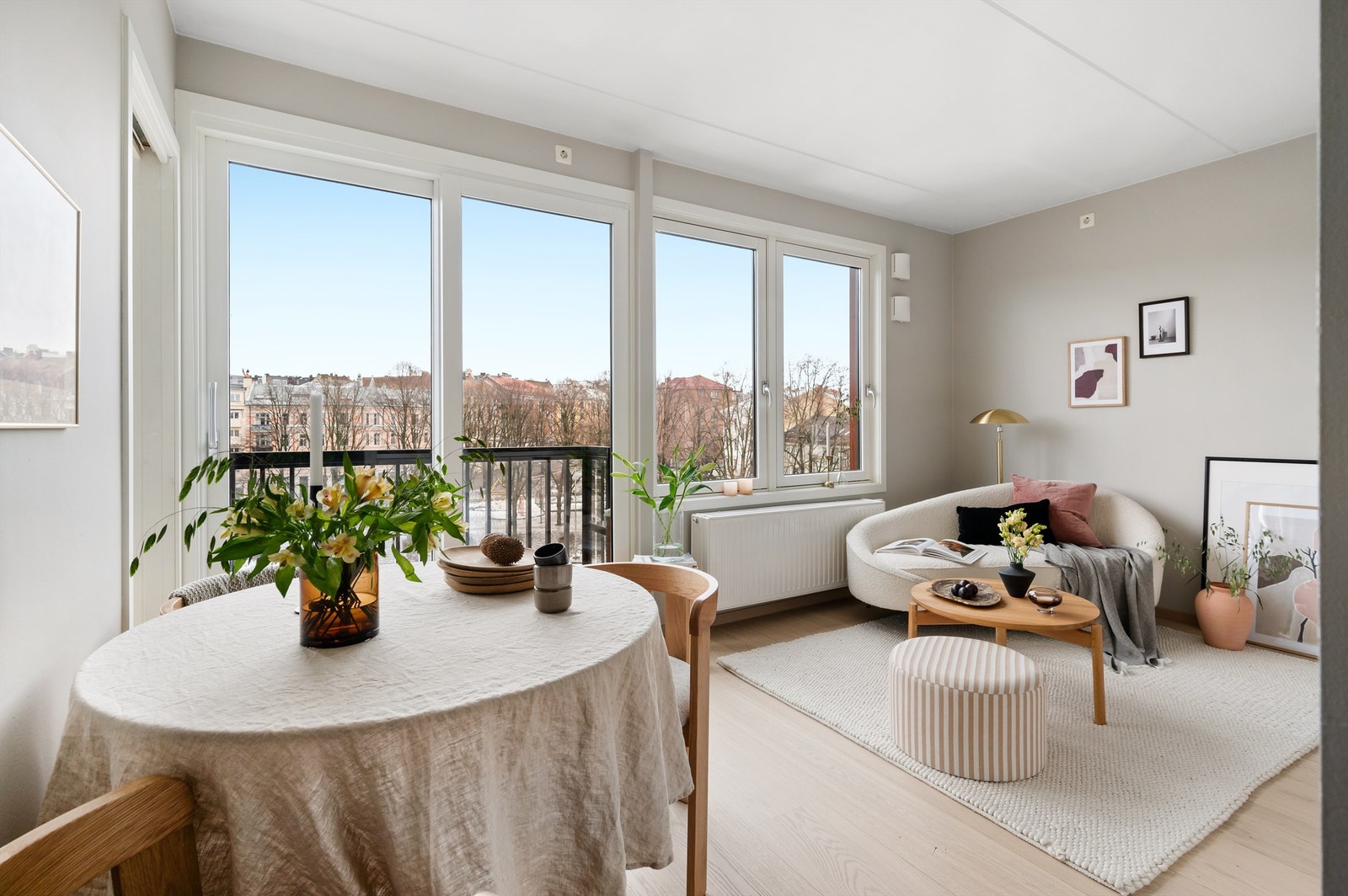 Leiligheten er påkostet med et lekkert 1-stavs tregulv og nymalte overflater. For øvrig holder leiligheten god standard fra byggeår, her er det bare å flytte rett inn! Galleribilde