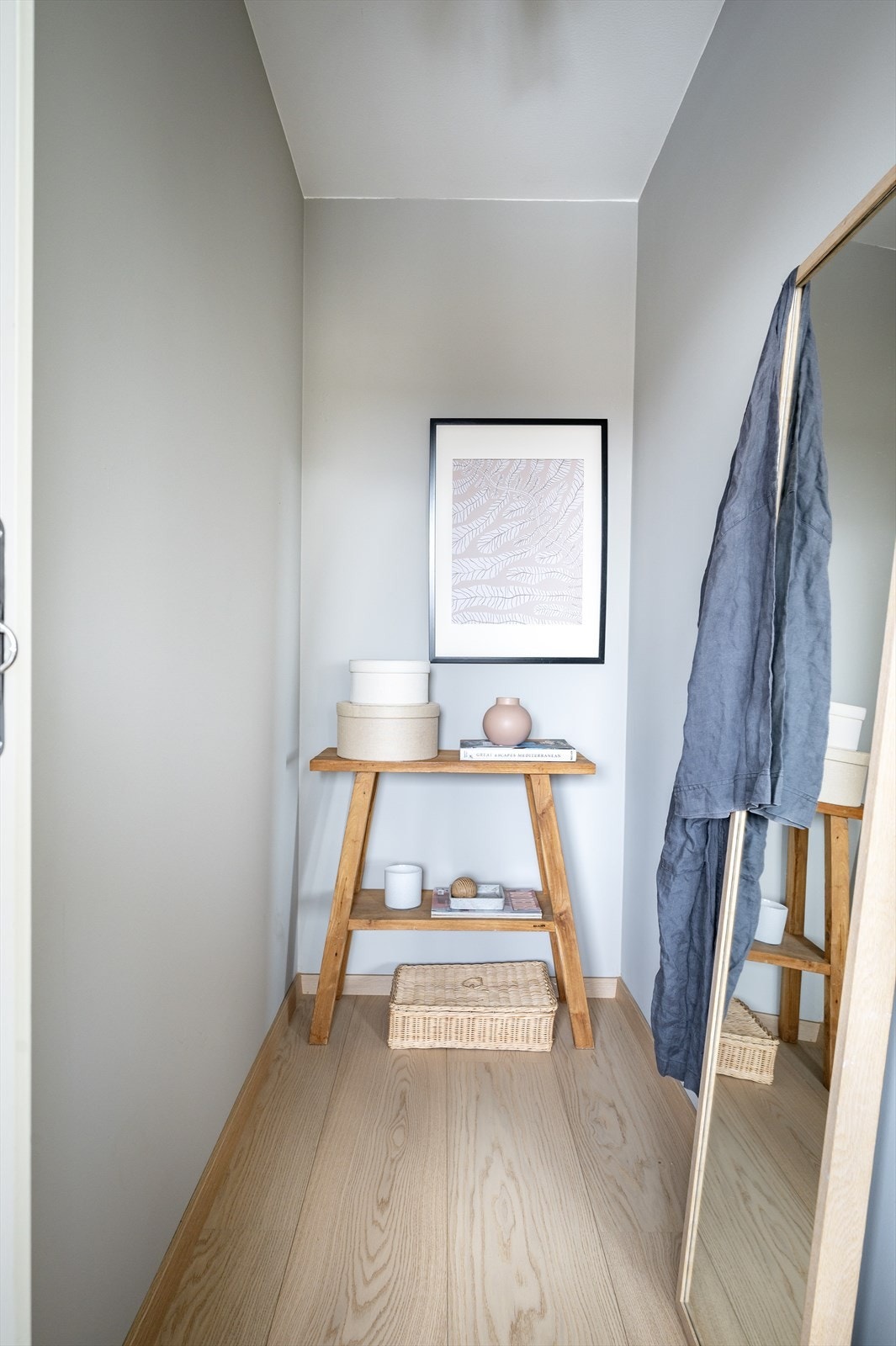 Fra soverommet er det adkomst til en praktisk bod som passer utmerket til walk-in-garderobe eller bod for oppbevaring. Galleribilde