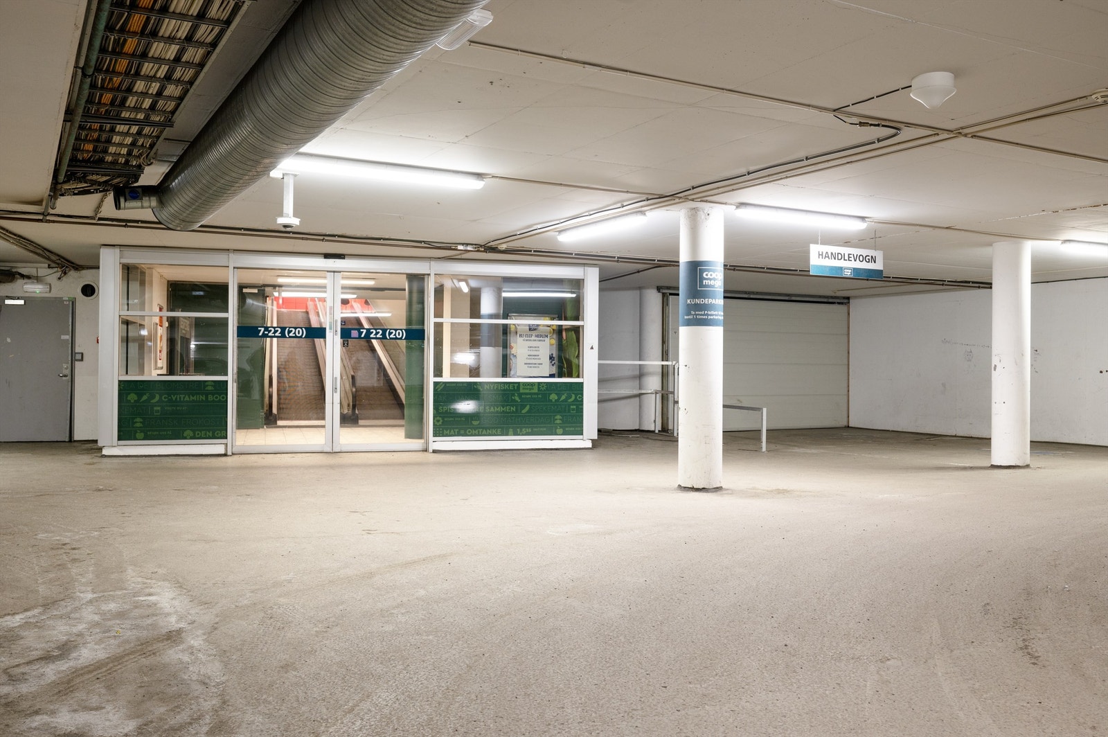 Du kan gå tørrskodd fra leiligheten gjennom garasjekjelleren til stor Coop Mega butikk. Galleribilde