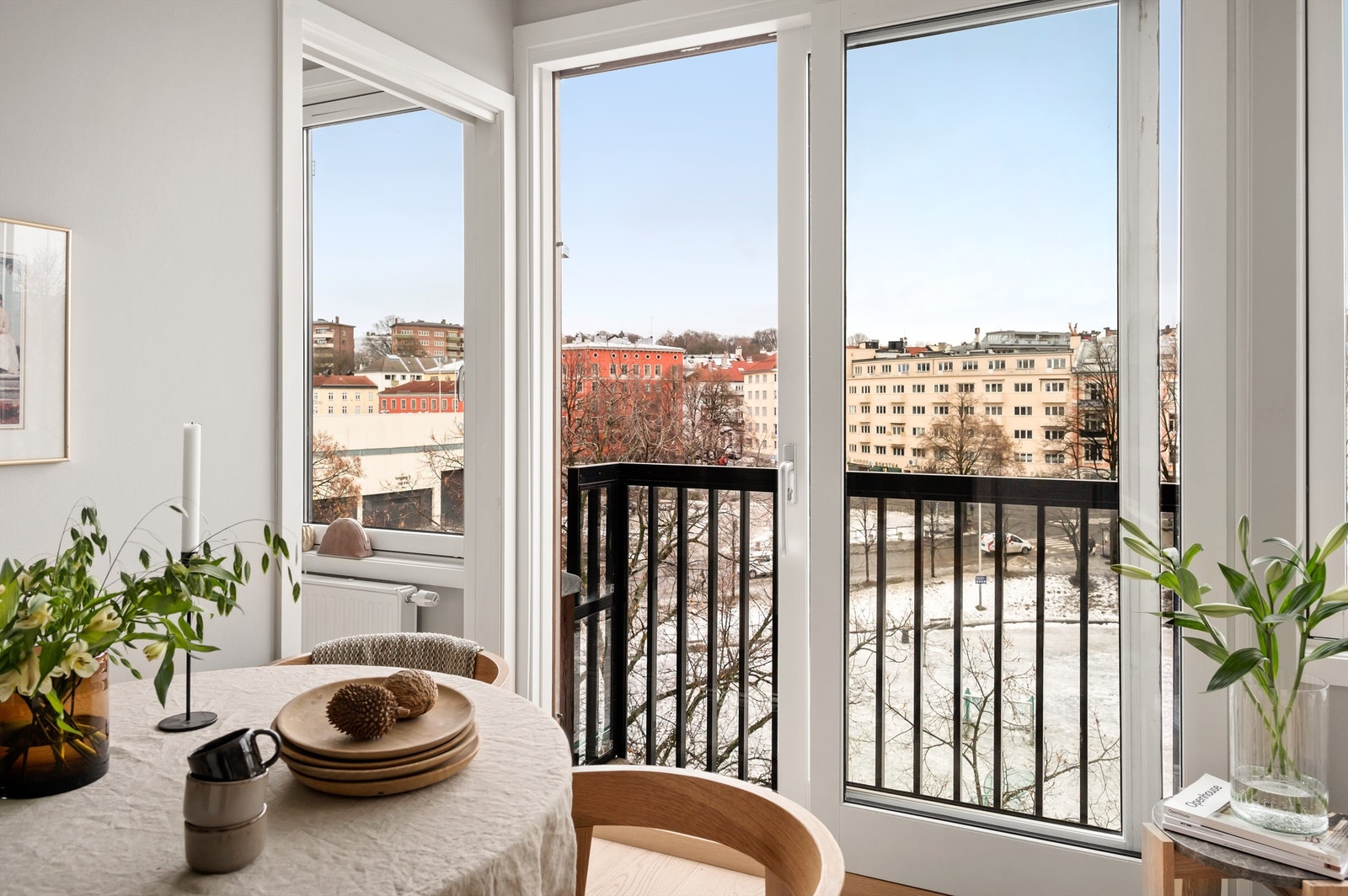 Stuen har en fransk balkong med flott og frodig utsyn. Galleribilde