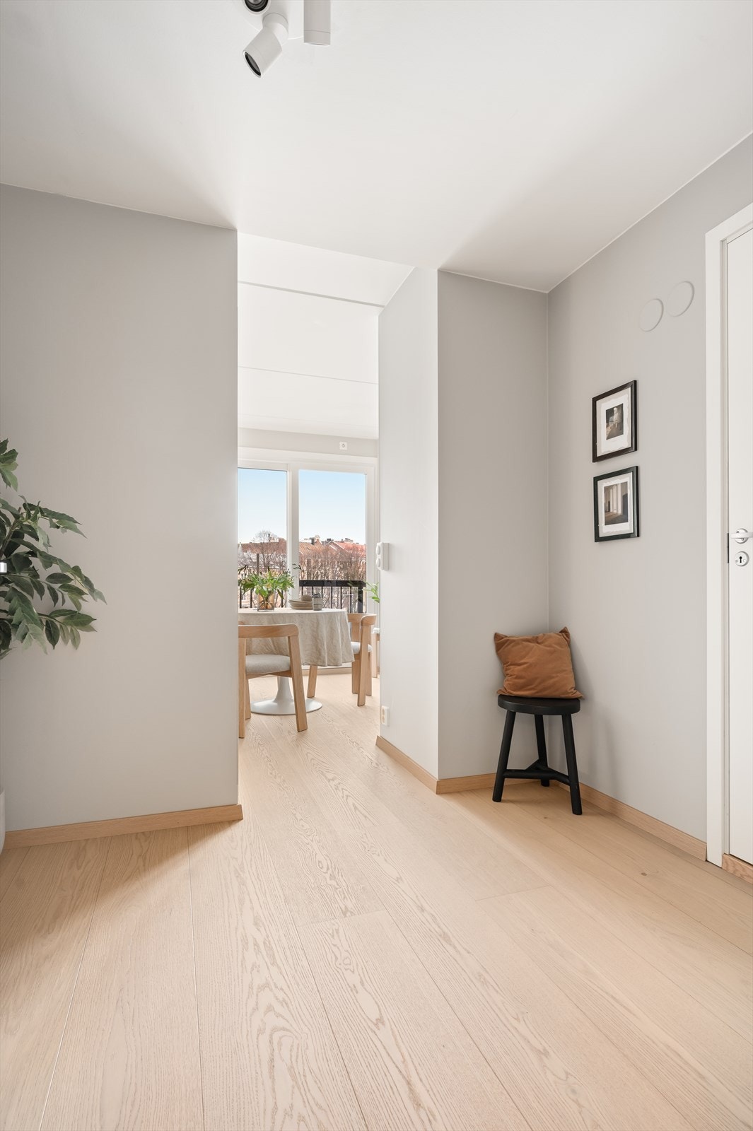 I entréen er det god plass til å henge fra seg ytterklær. Plass for garderobeskap. Galleribilde