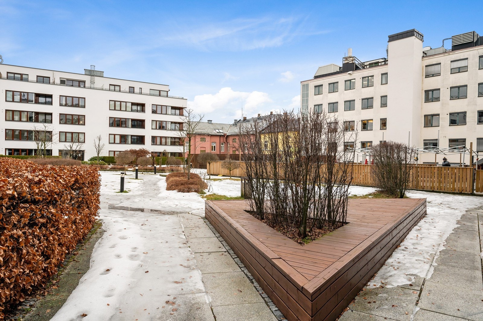 Hyggelig gårdsrom som beboerne kan disponere. Galleribilde