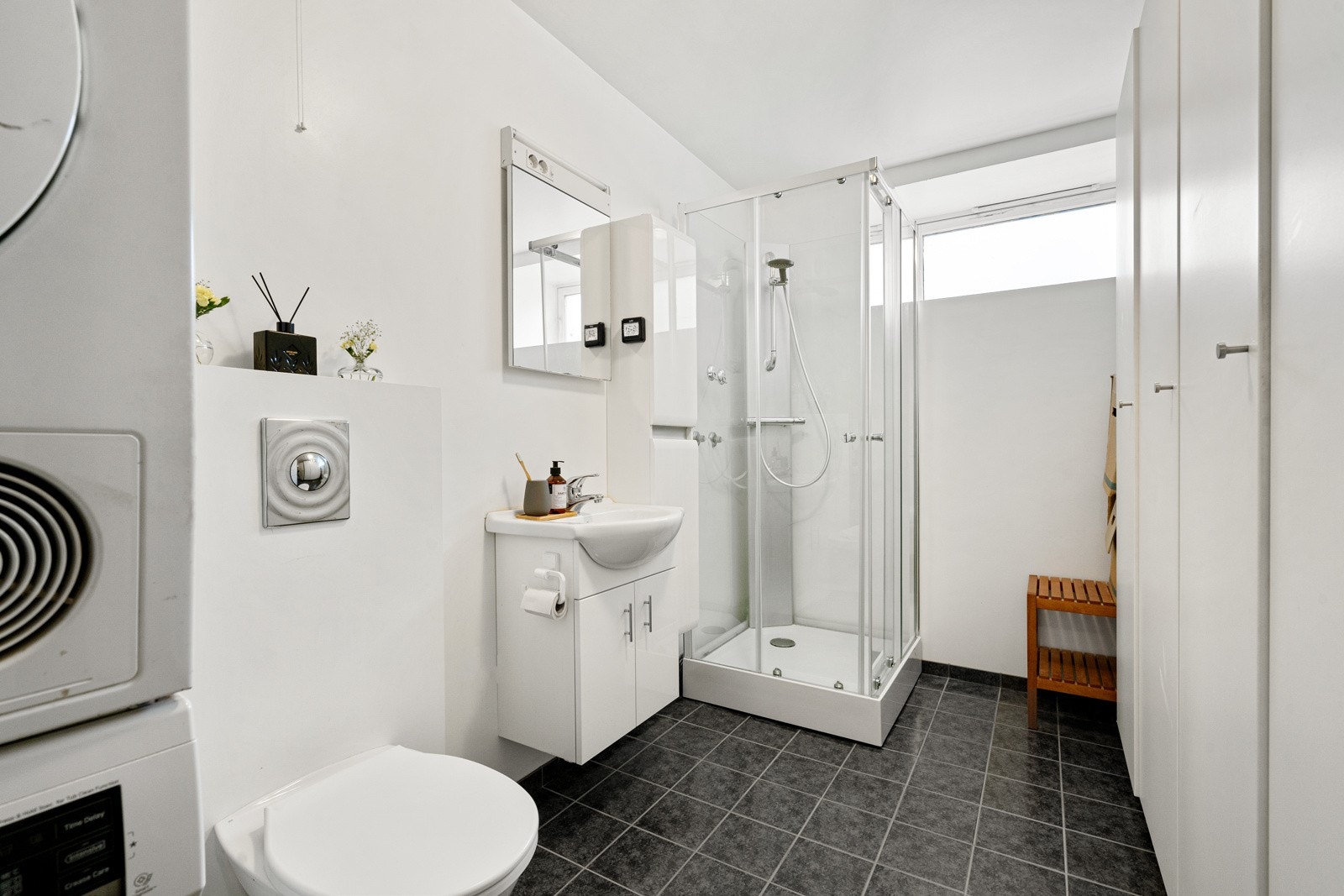 Underetasje - bad utleid del (ikke byggegodkjent) Galleribilde