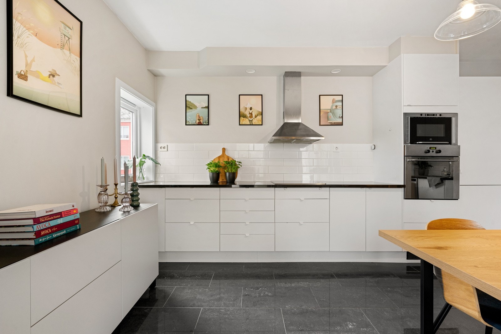 Kjøkkenet har godt med skap- og benkeplass Galleribilde