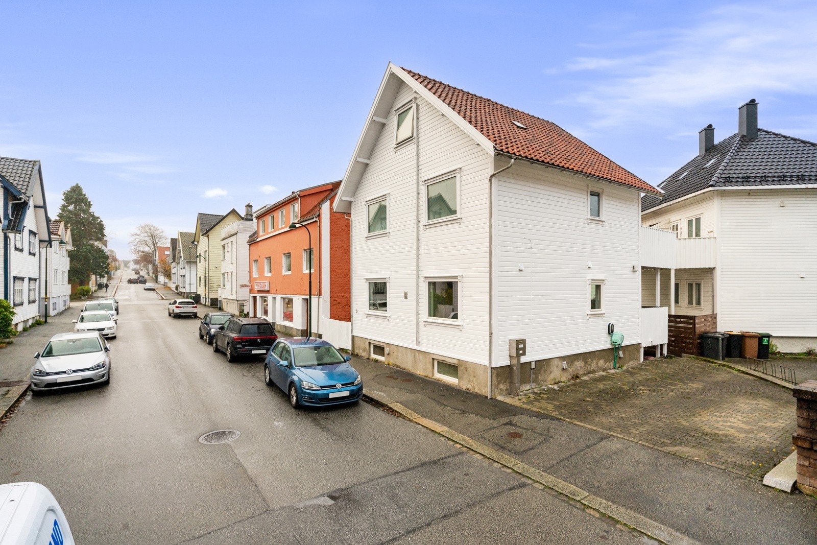 Fasade - 1 parkerkingsplass på tomt til hver seksjon i sameiet. Galleribilde