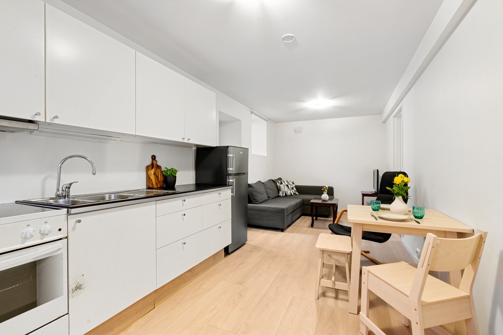 Underetasje - Kjøkken/stue utelid del (ikke byggegodkjent) Galleribilde