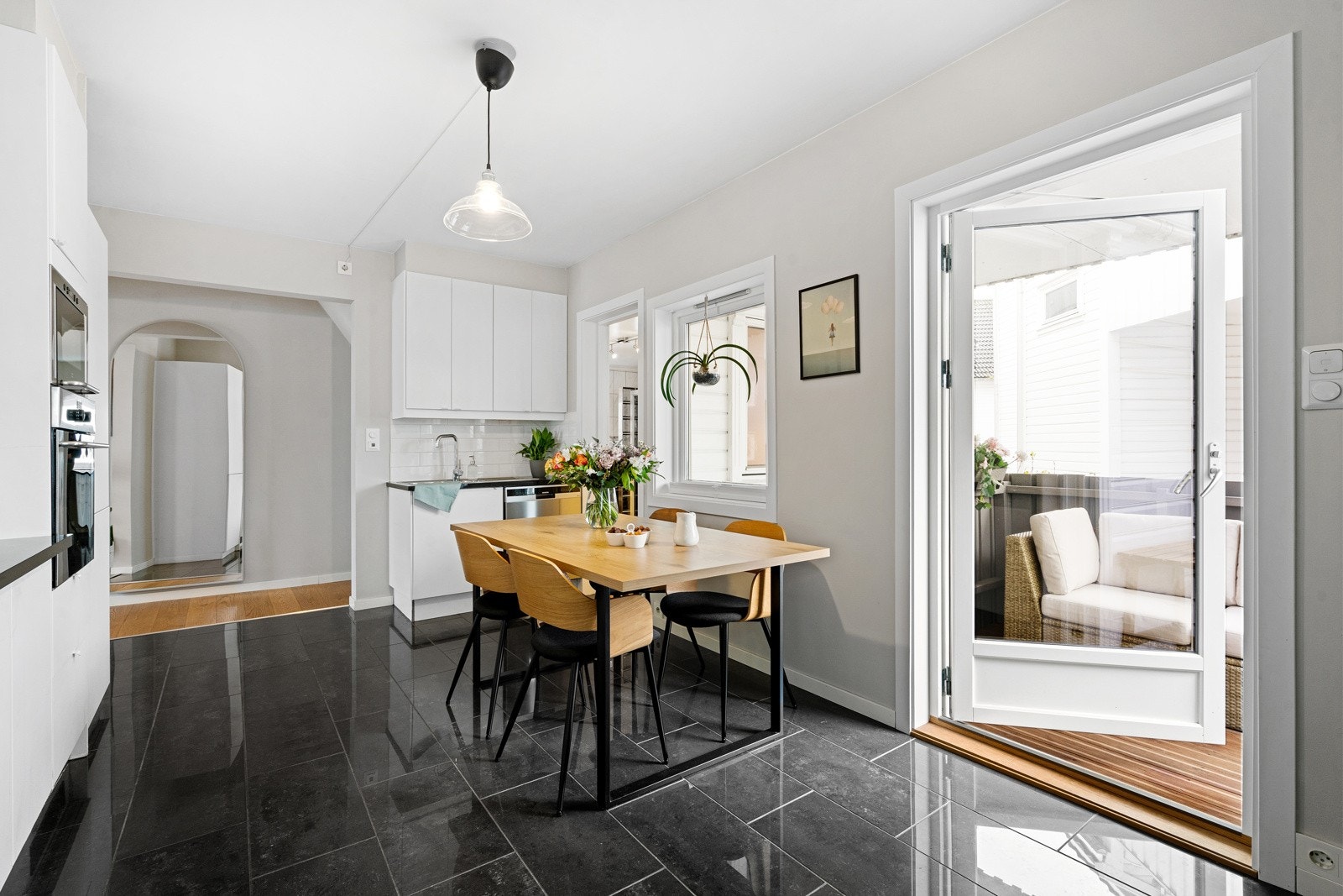 Fra kjøkkenet er det utgang til altan Galleribilde