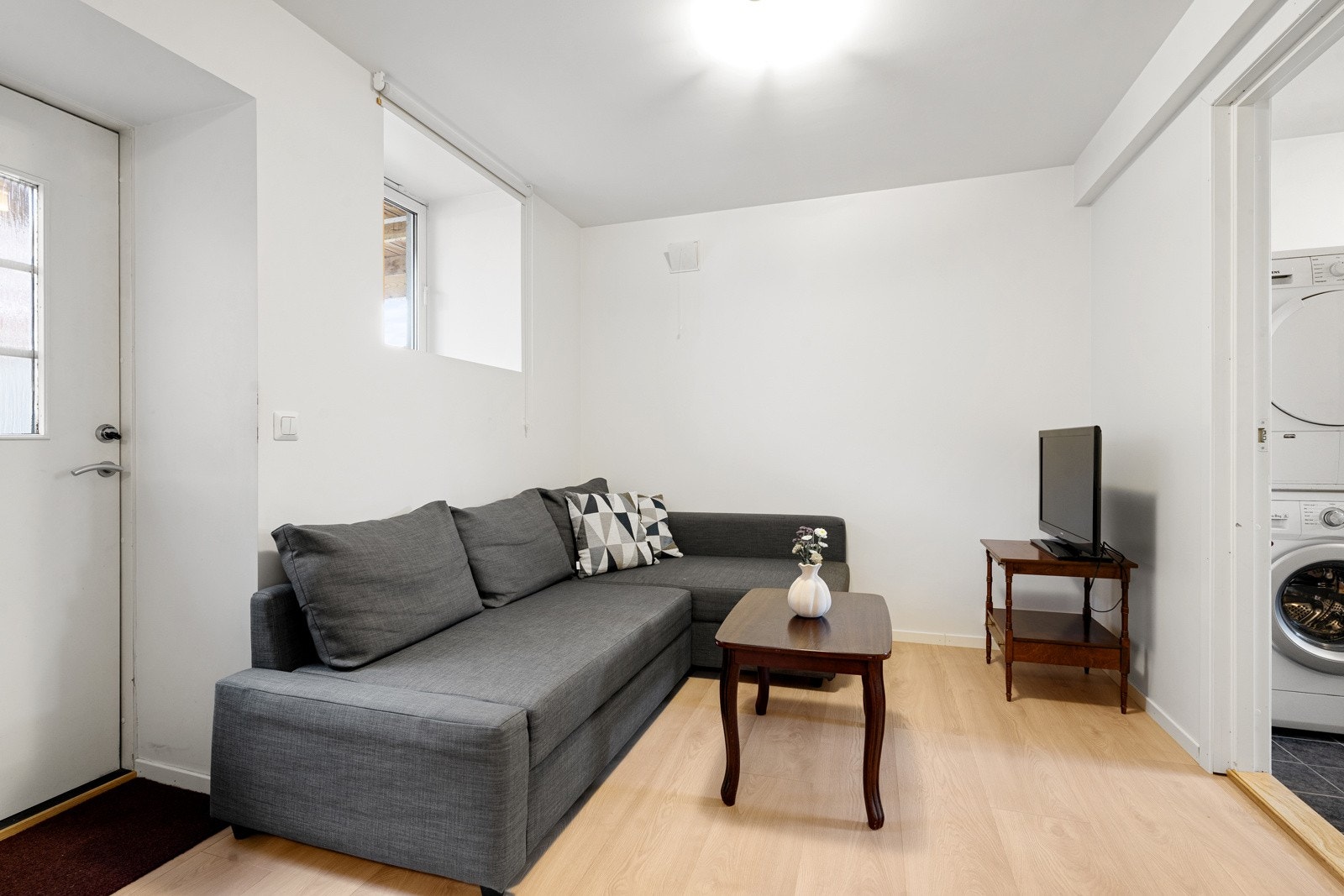 Underetasje - Stue - egen inngang utleid del (Ikke byggegodkjent) Galleribilde