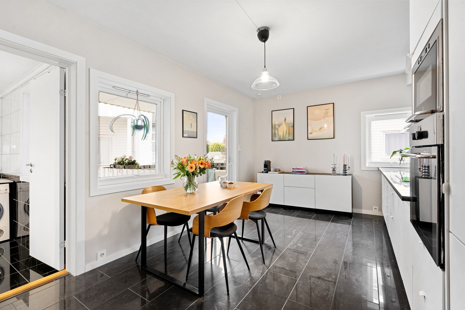 Stort kjøkken md god plass til spisebord Galleribilde