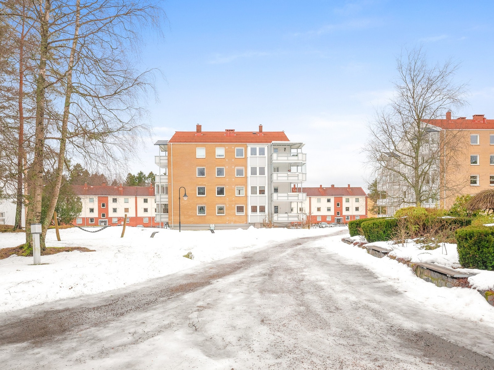 Leiligheten er beliggende i et rolig nabolag med kort avstand til en rekke fasiliteter som blant annet dagligvare og offentlig kommunikasjon. Galleribilde