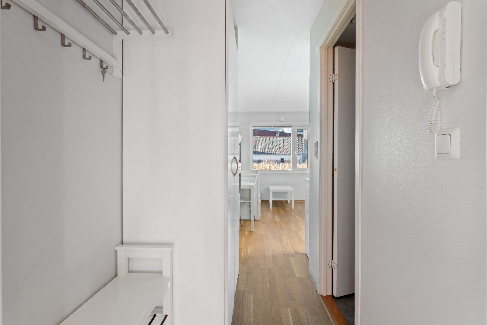 Entrè med garderobeskap Galleribilde