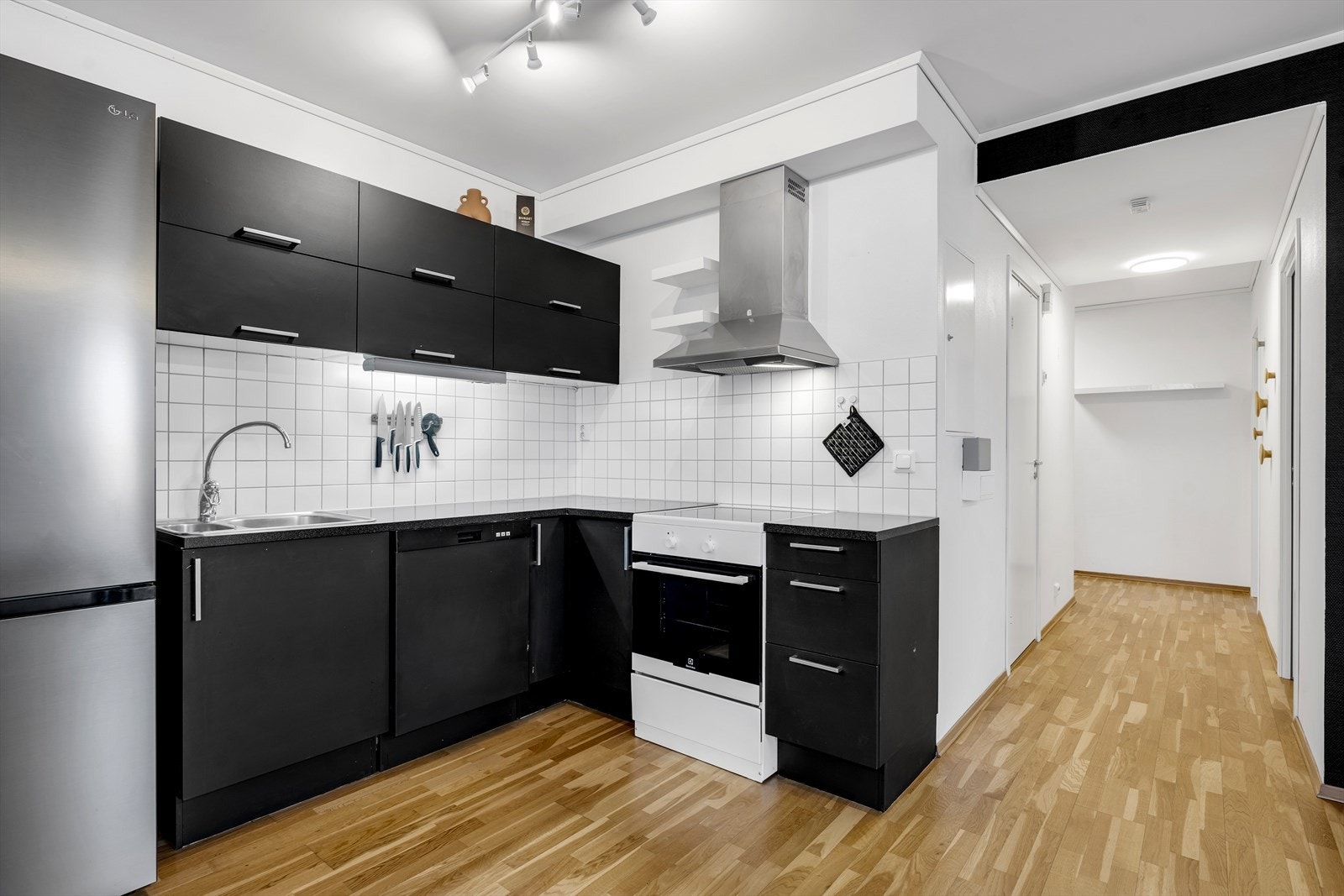 Stilrent og funksjonelt kjøkken. Galleribilde