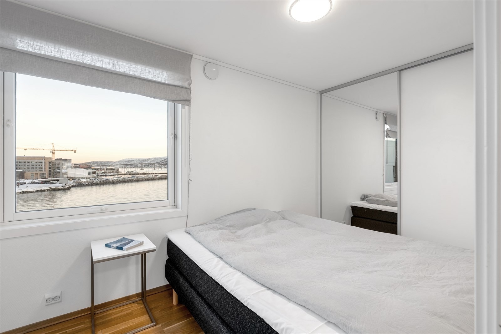 Soverom med nydelig utsikt inn mot sentrum. Galleribilde