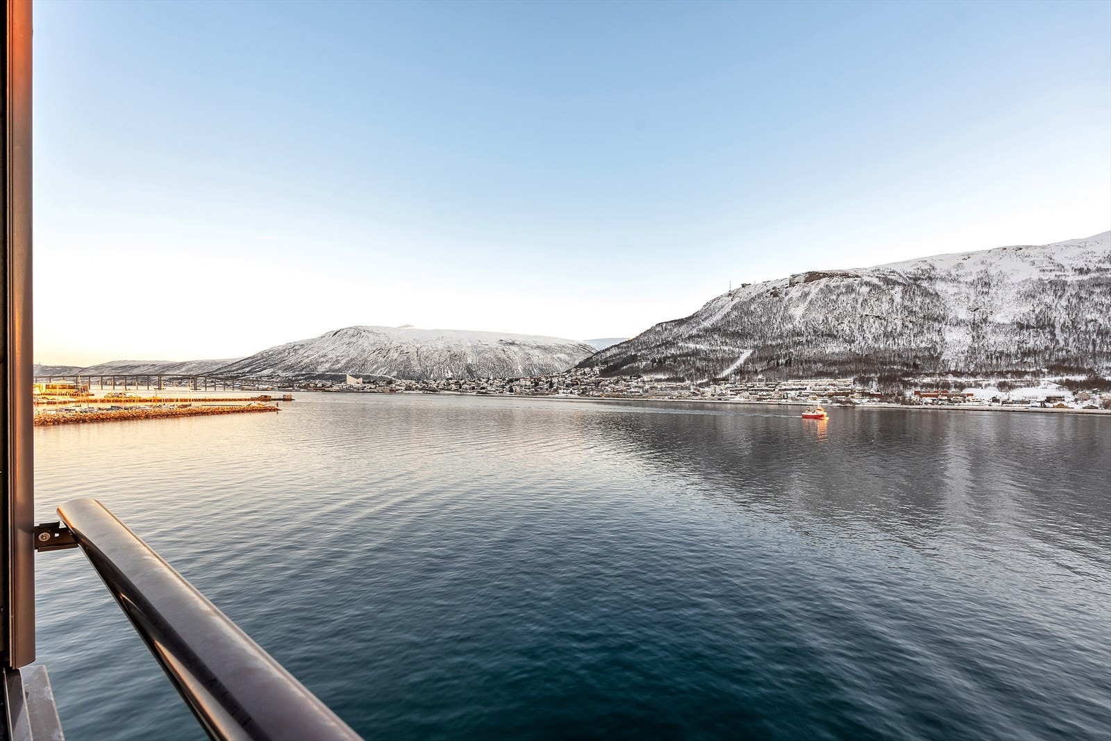 Nydelig utsikt over fjorden og fastlandet. Galleribilde