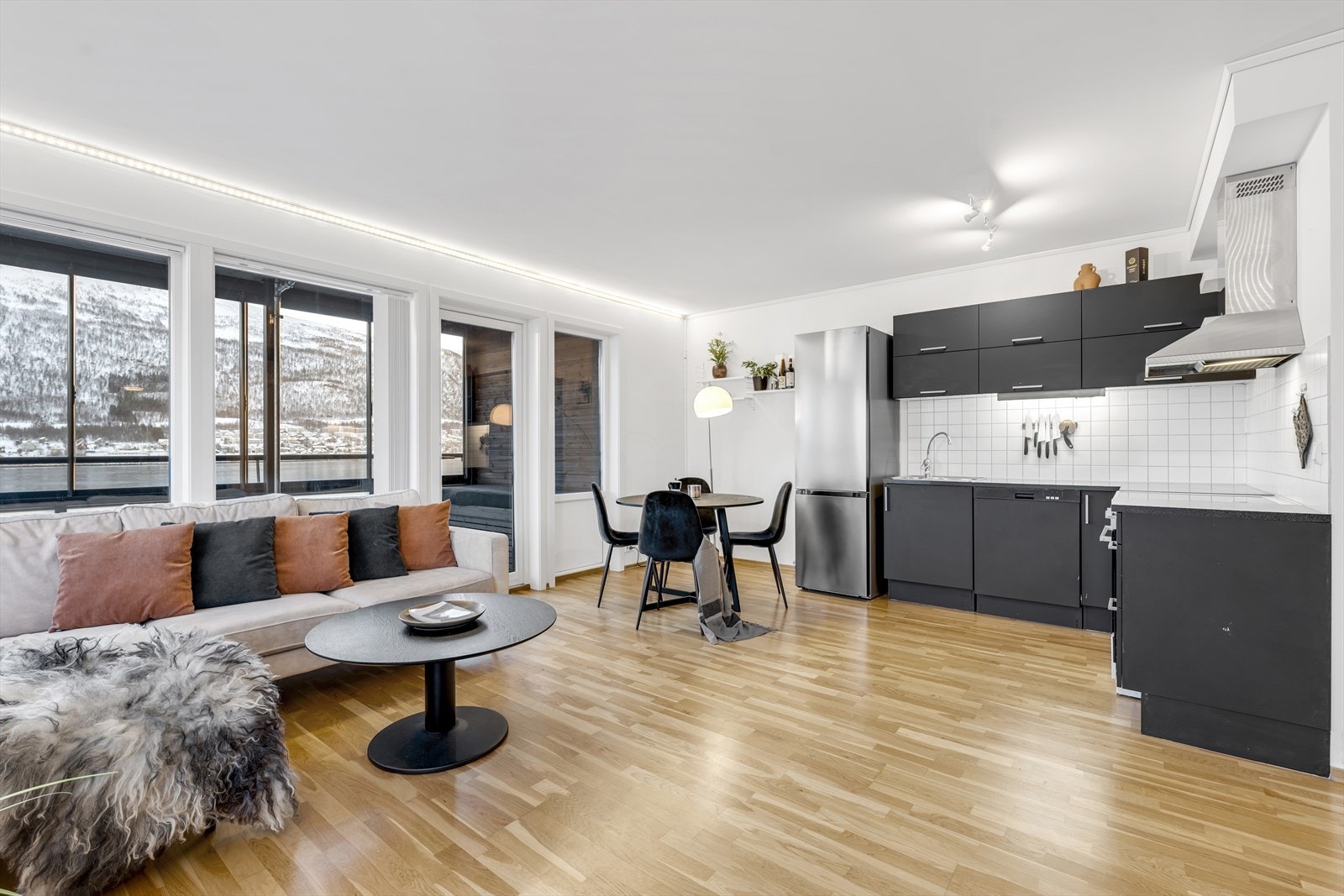 Utgang til en innglasset balkong fra stua. Galleribilde