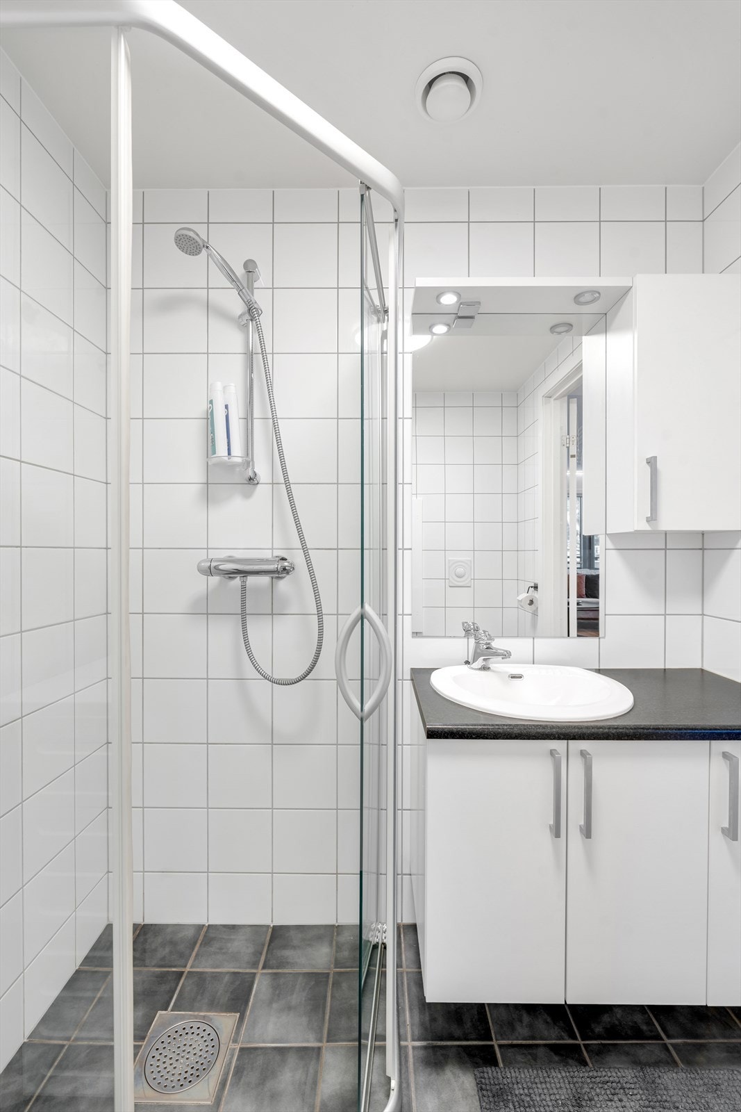 Dusjnisje med skyvedør. Galleribilde