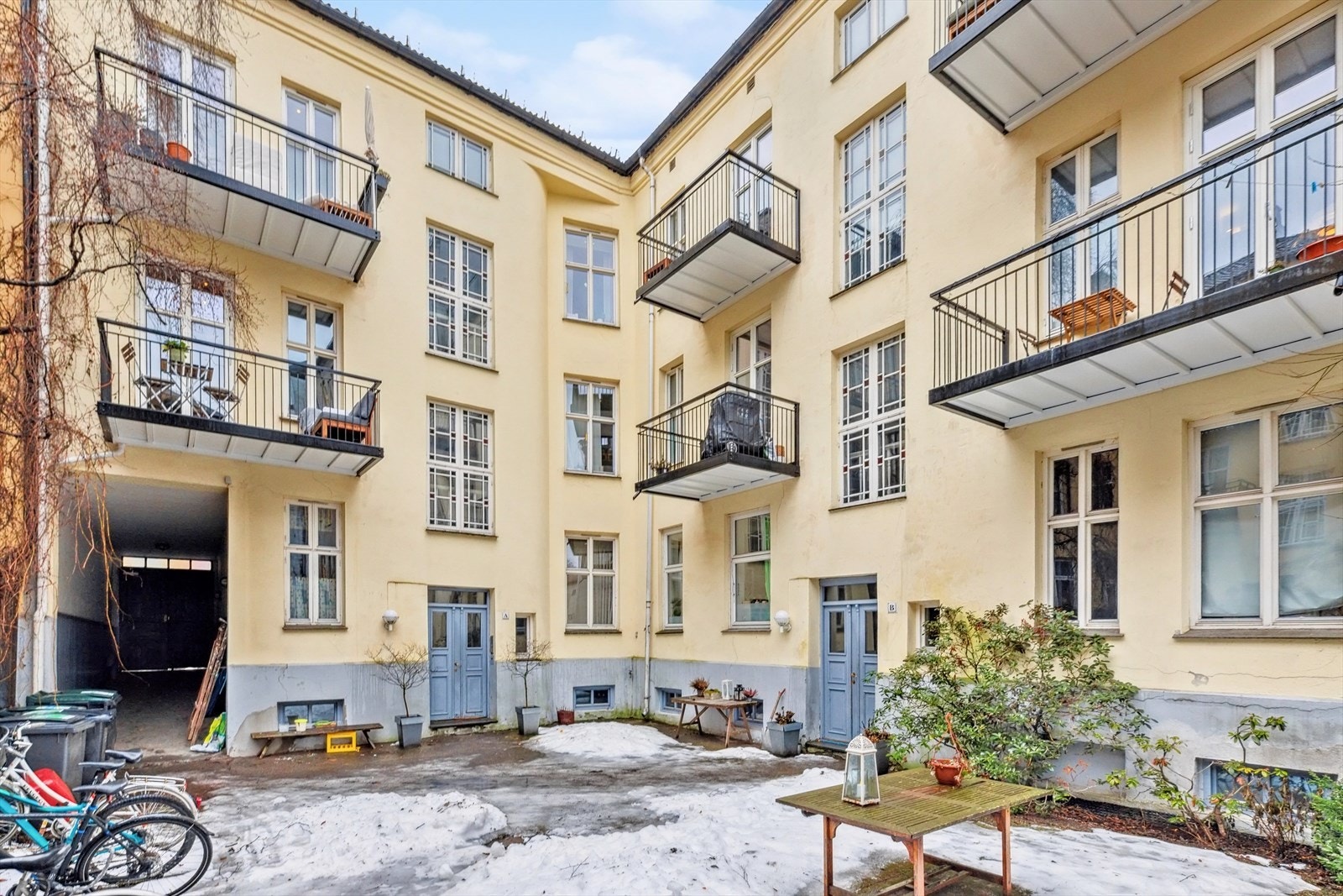 Trivelig bakgård. Leiligheten er plassert i byggets 2.etasje Galleribilde