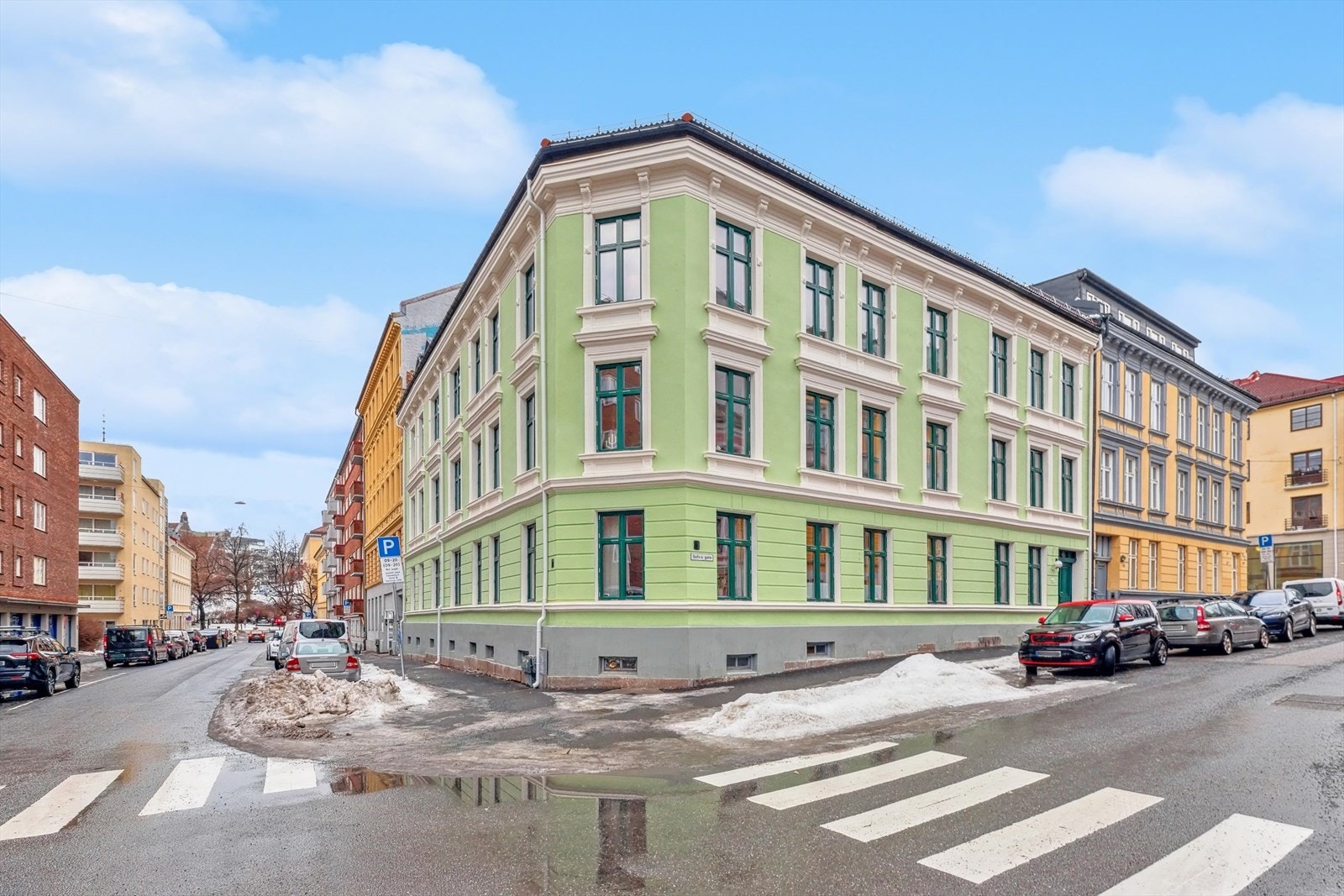 Bygget har en klassisk fasade, og ligger svært sentralt til på Bislett! Galleribilde