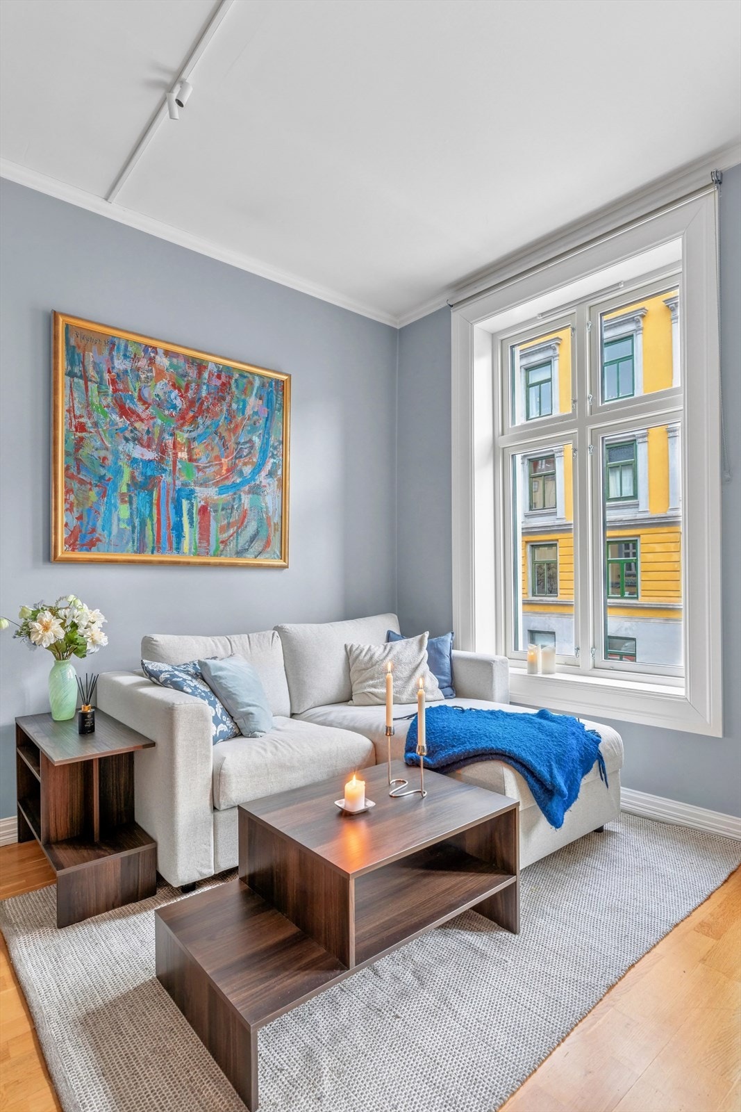 I 2024 ble boligen oppgradert med nye vinduer og lister i stuen og på soverommet Galleribilde