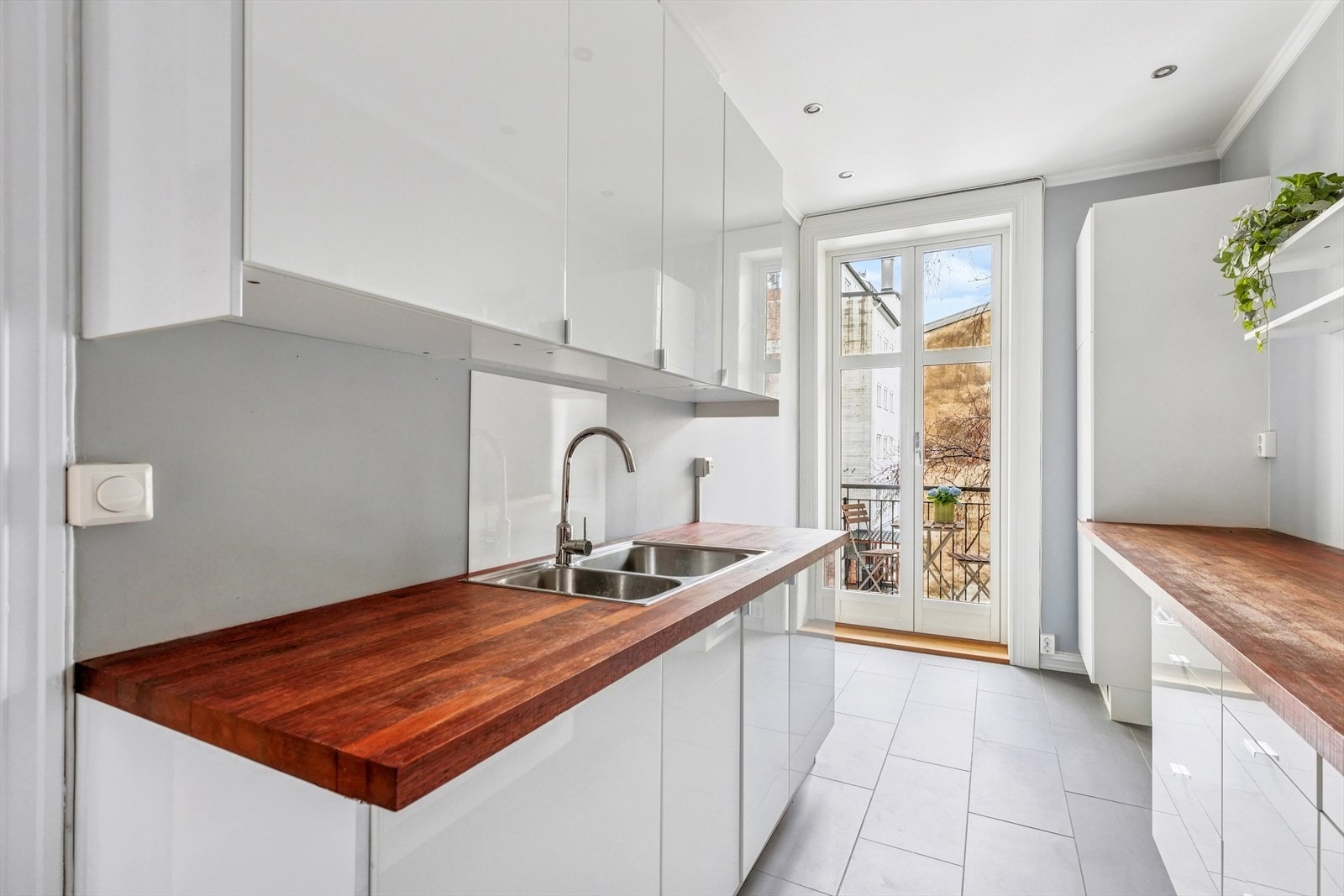 Kjøkkenet inneholder integrert koketopp, stekeovn, mikro, oppvaskkum og kjøl-/fryseskap. Det er varmekabler i gulvet Galleribilde