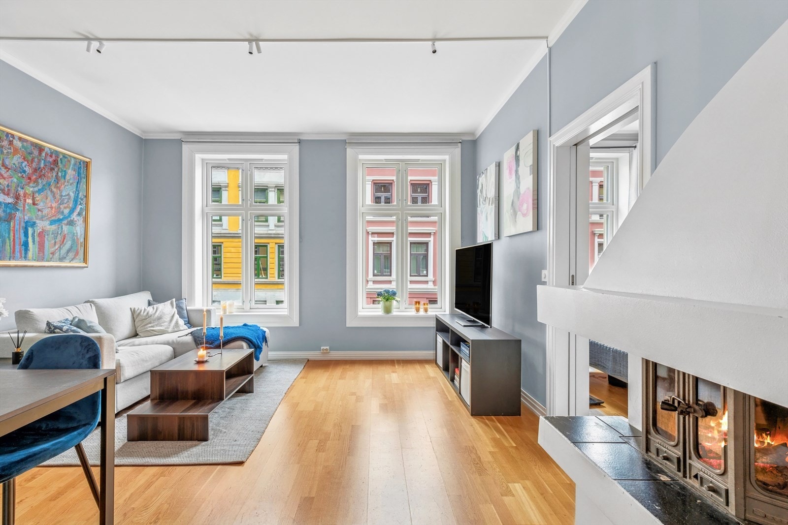 Store vindusflater som skaper en lys atmosfære i boligen! Legg merke til de dype karmene Galleribilde