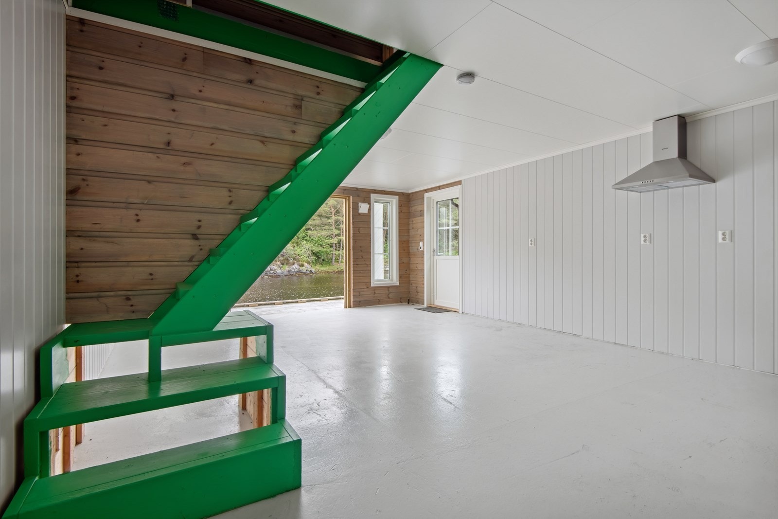 Det er trapp opp til naustloftet. Denne er måla i ein frisk grønnfarge. Galleribilde