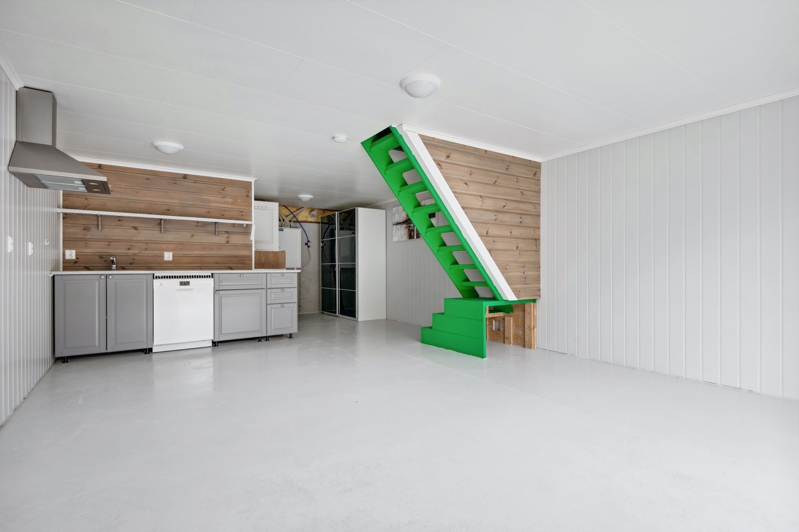 Det er eit stort og godt naustrom i 1.etasjen i naustet. Her har ein moglegheit for å ha sittegruppe, båt eller kanskje ein god stol til etter fisketuren? Galleribilde