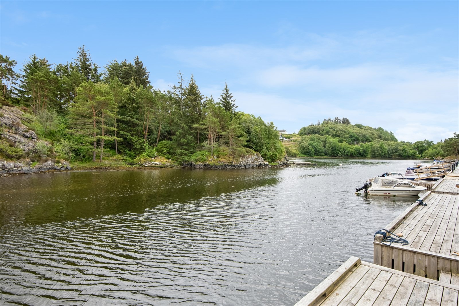 Utsikt frå framkanten av kaien. Det er trapp ned til sjøen jamt borover heile kaien. Galleribilde