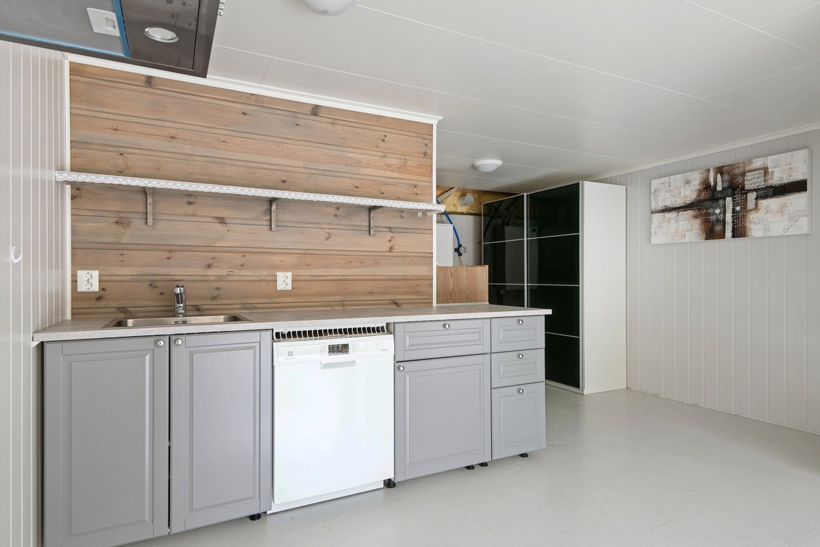 Sløyebenken har ein stor vask. Det er god plass til å nytte sløyebenken til håndtering av dagens fangst. Galleribilde