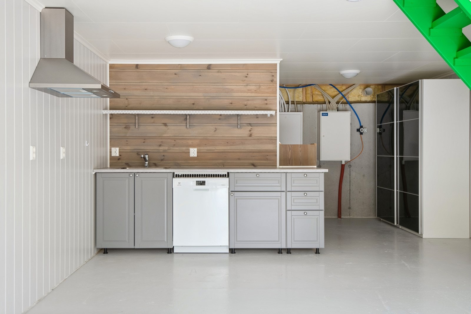 Sløyebenken er i dag innreia med grå profilert innreiing, vask og oppvaskemaskin. Det er og installert ei kjøkenvifte på veggen. Galleribilde