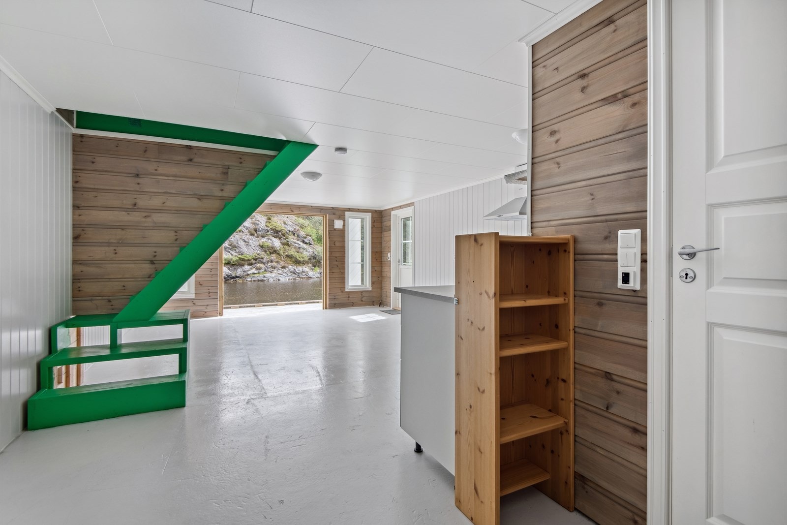 Til høgre er dør inn til badet. Det er eigen sone for varmekablane på badet. Galleribilde