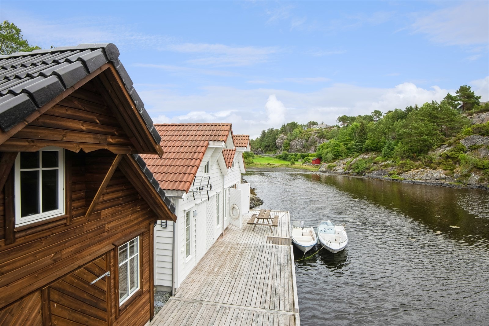 Oversiktsbilete av naust og kai Galleribilde
