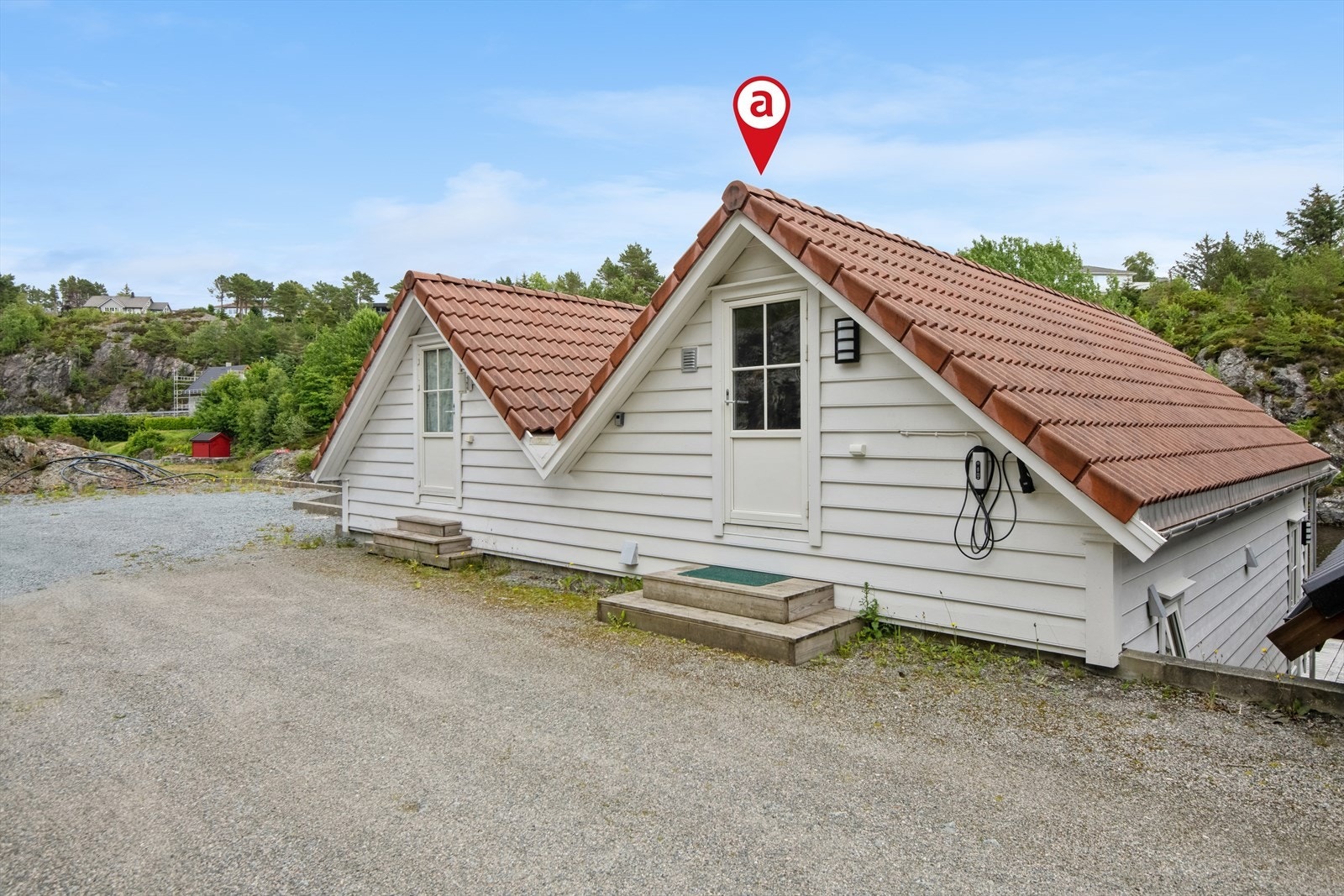 Det er inngang frå oppsida og frå kaiplan til naustet. Galleribilde