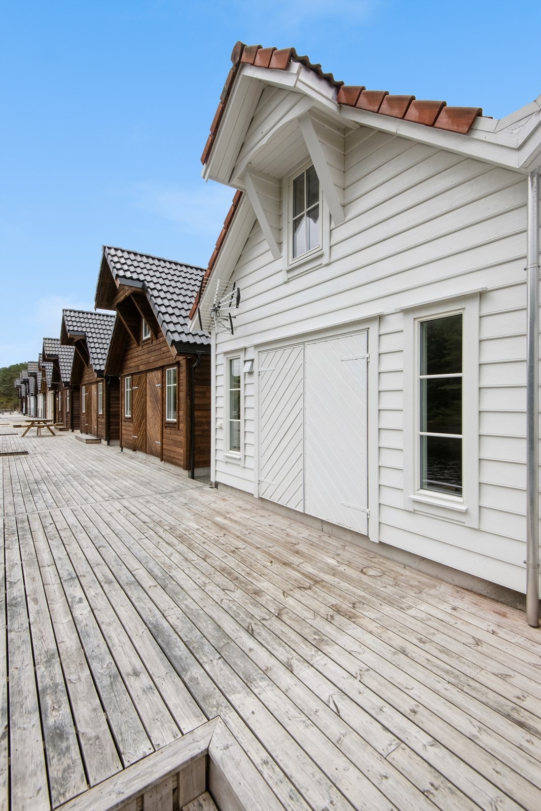 Det er ein stor trekai i framkant av naustet. Galleribilde