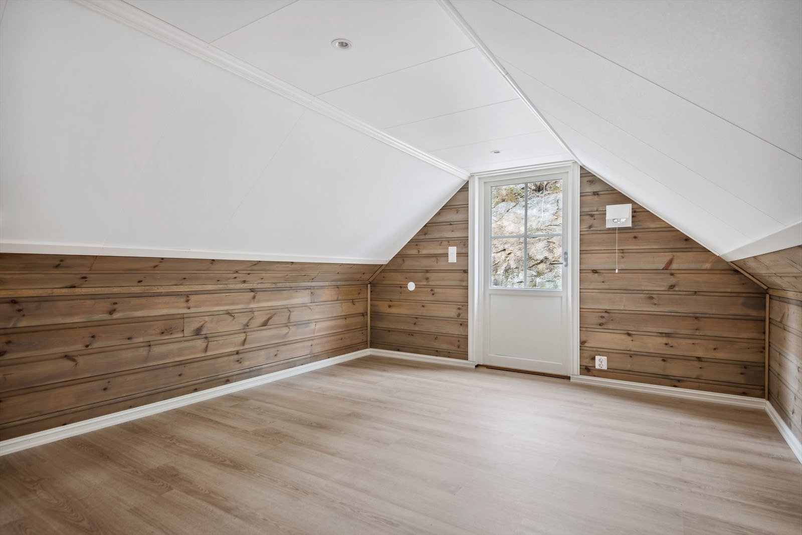 Naustloftet er inndelt i to soner, med trapp ned til 1.etasje på midten av naustloftet. Galleribilde