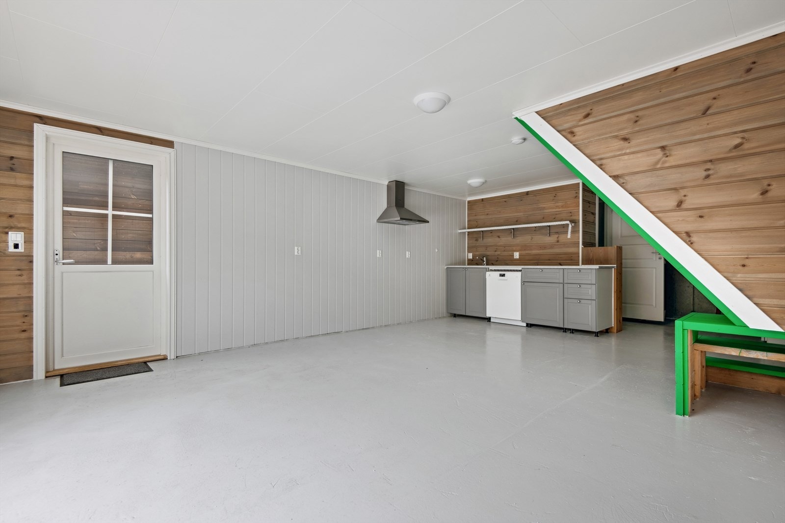 Inngang til venstre nede i naustet. Det er varmekablar i golvet i første etasjen i naustet. Galleribilde