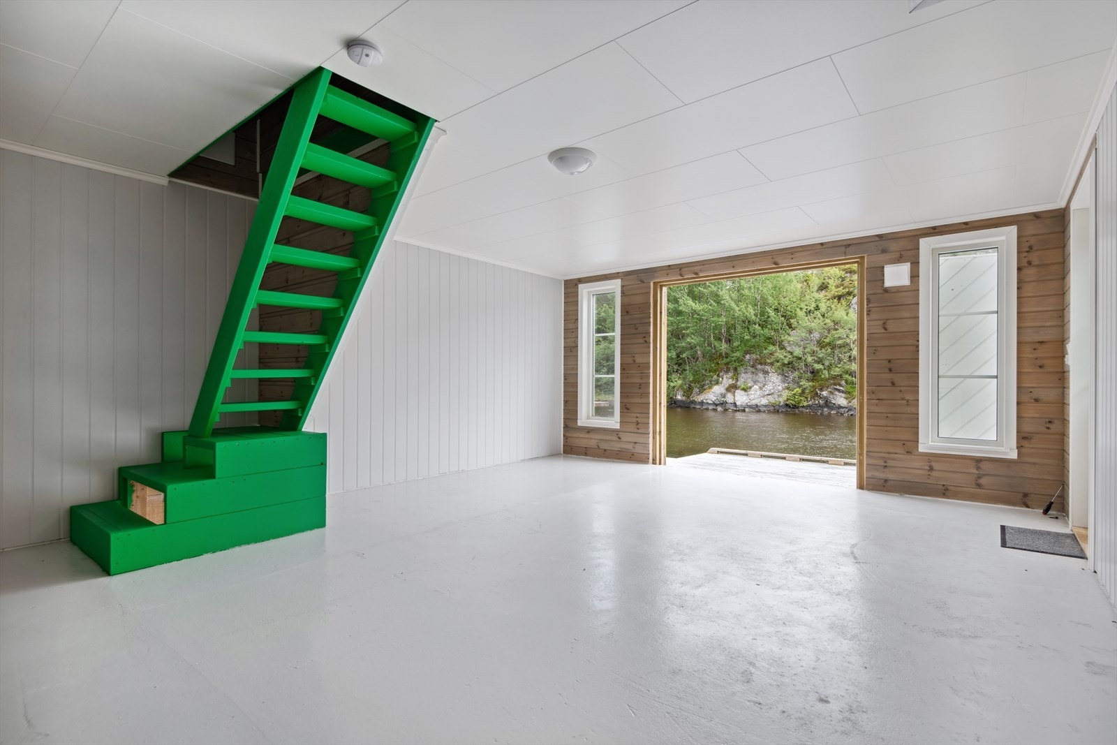 Det er doble dørar i front som kan opnast heilt opp. Dette gjer det enkelt å ta inn og ut utstyr. Galleribilde