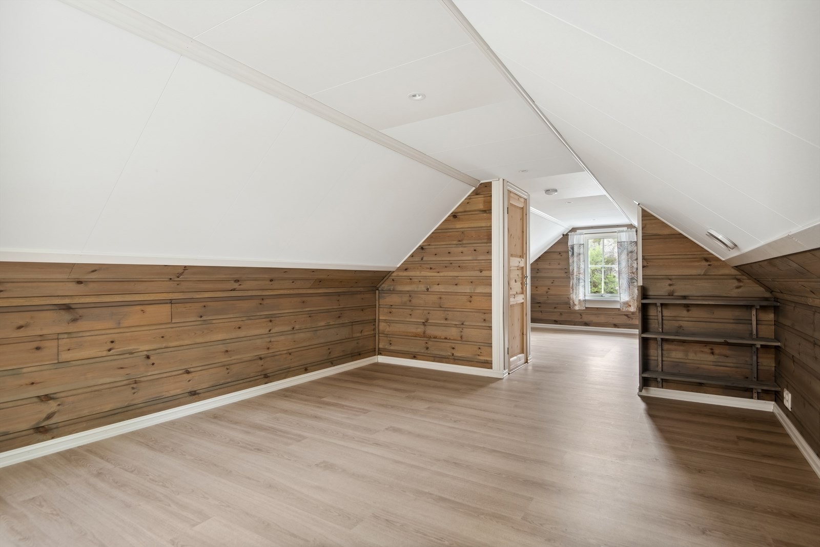 Naustloftet er av god storleik. Naustet er godkjent som naust, og ikkje meint til varig opphald. Galleribilde