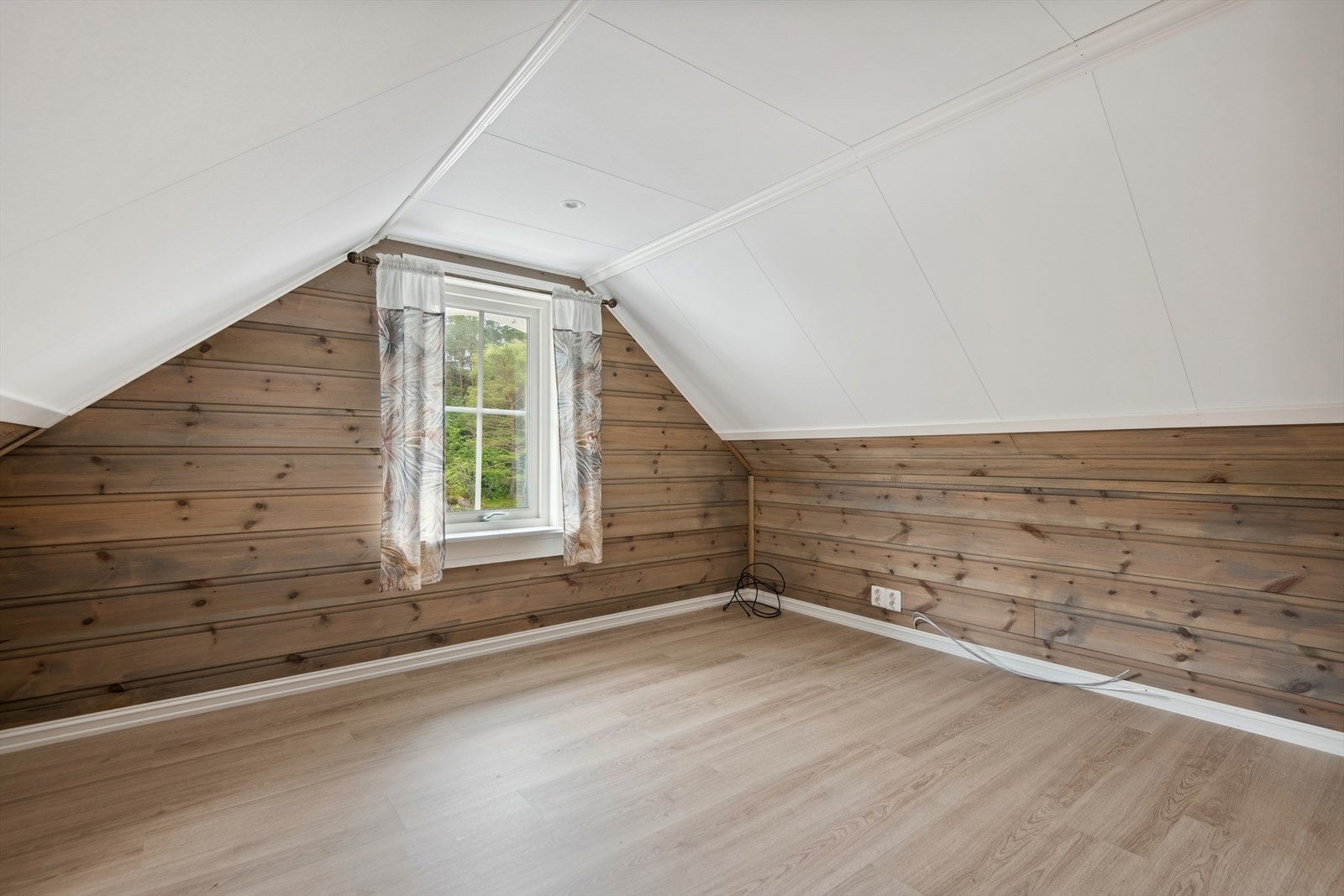 Frå vindauga i front av naustet har ein flott utsikt ut mot Mælandsvågen. Galleribilde