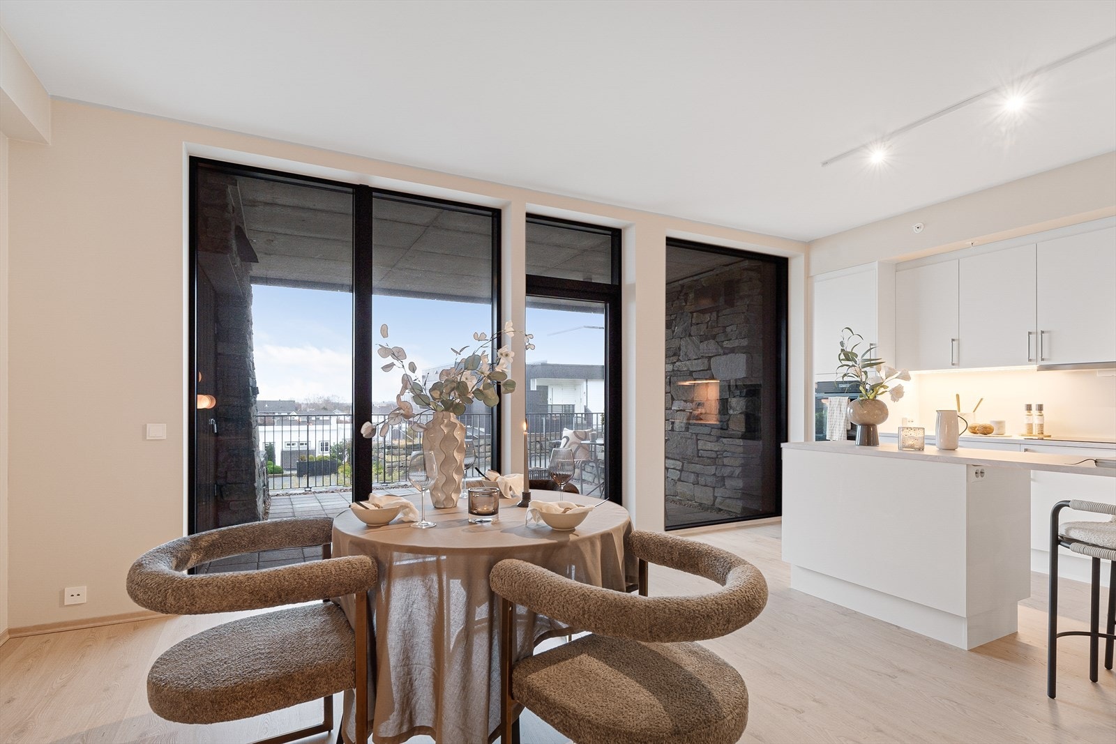 Store vindusflater gir mye naturlig lys Galleribilde