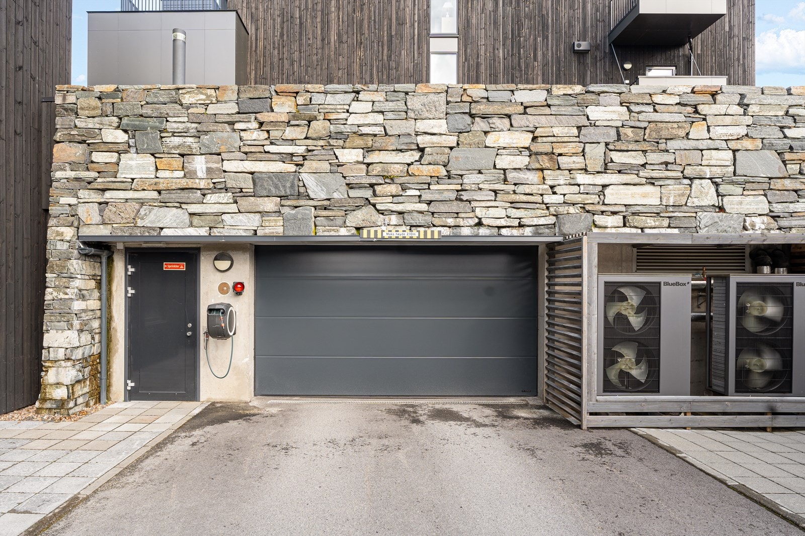 Medfølgende garasjeplass og sportsbod i felles anlegg Galleribilde