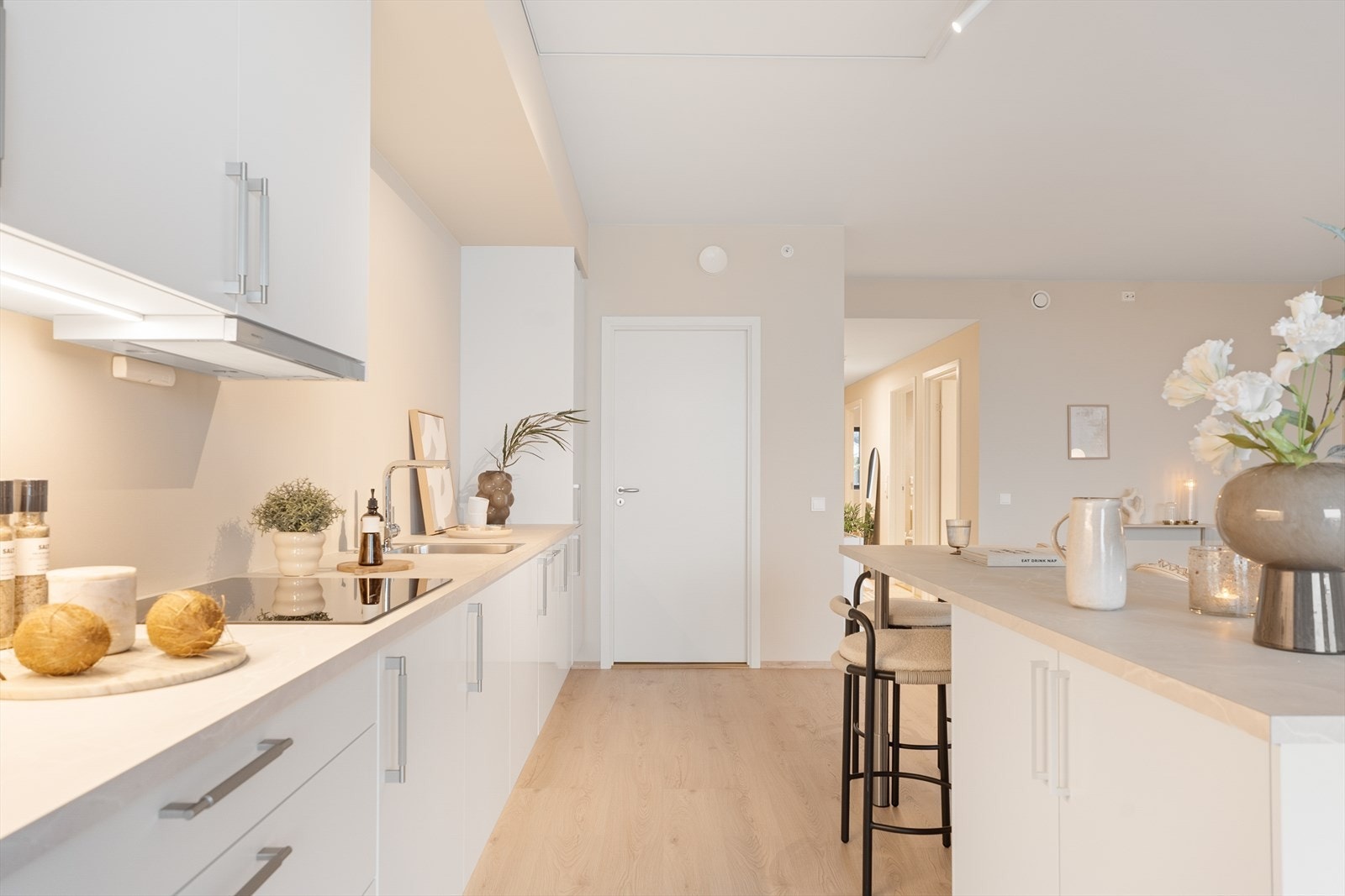 Kjøkkenet har god skap- og benkeplass Galleribilde