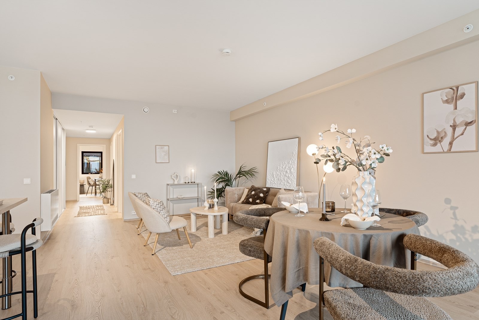 Leiligheten er innredet i delikate farger. En-stavs laminat på gulv. Gipsvegger og tak med listfrie overganger Galleribilde