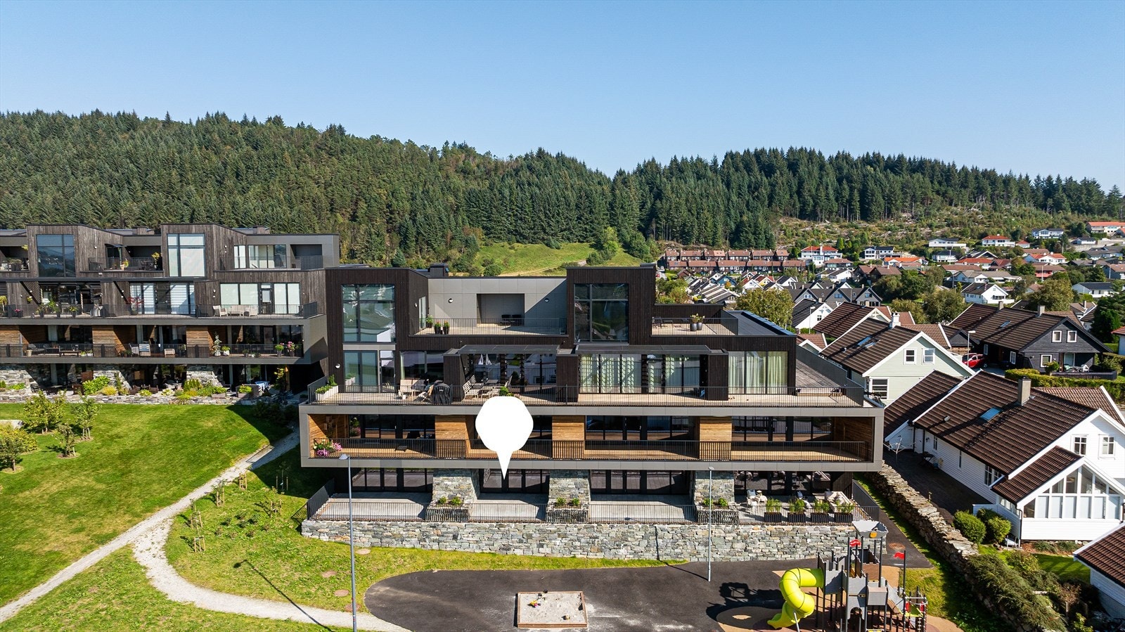 Utgang til flott terrasse med natursteinsmur Galleribilde