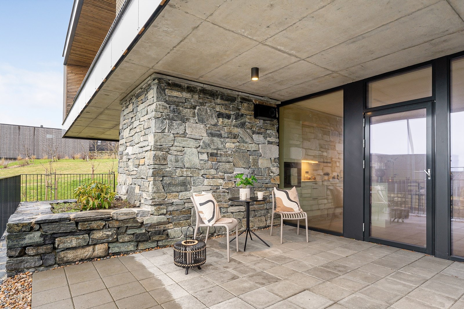 Vestvendt terrasse med gode solforhold Galleribilde