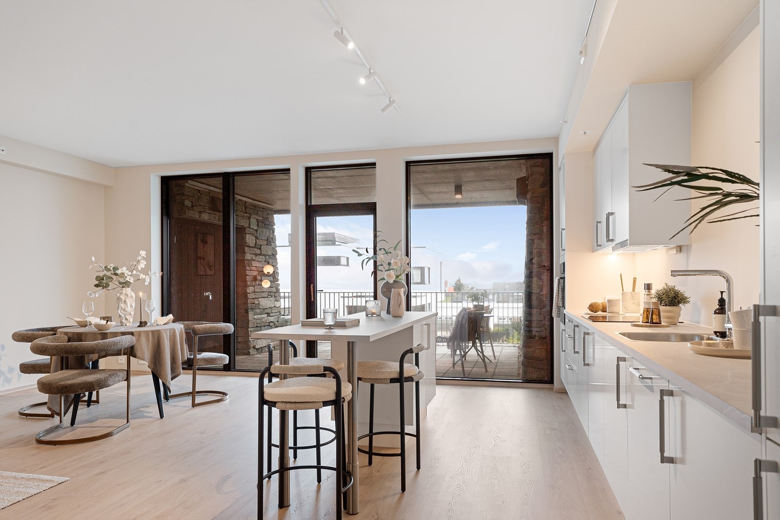 Moderne stue og kjøkken i åpen løsning. 2,70 takhøyde Galleribilde