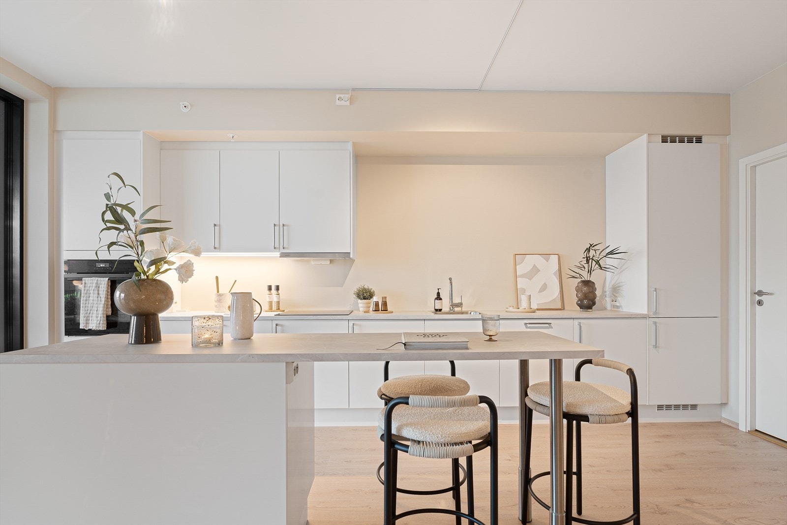 Lys kjøkkeninnredning fra Norema - Integrerte hvitevarer medfølger Galleribilde