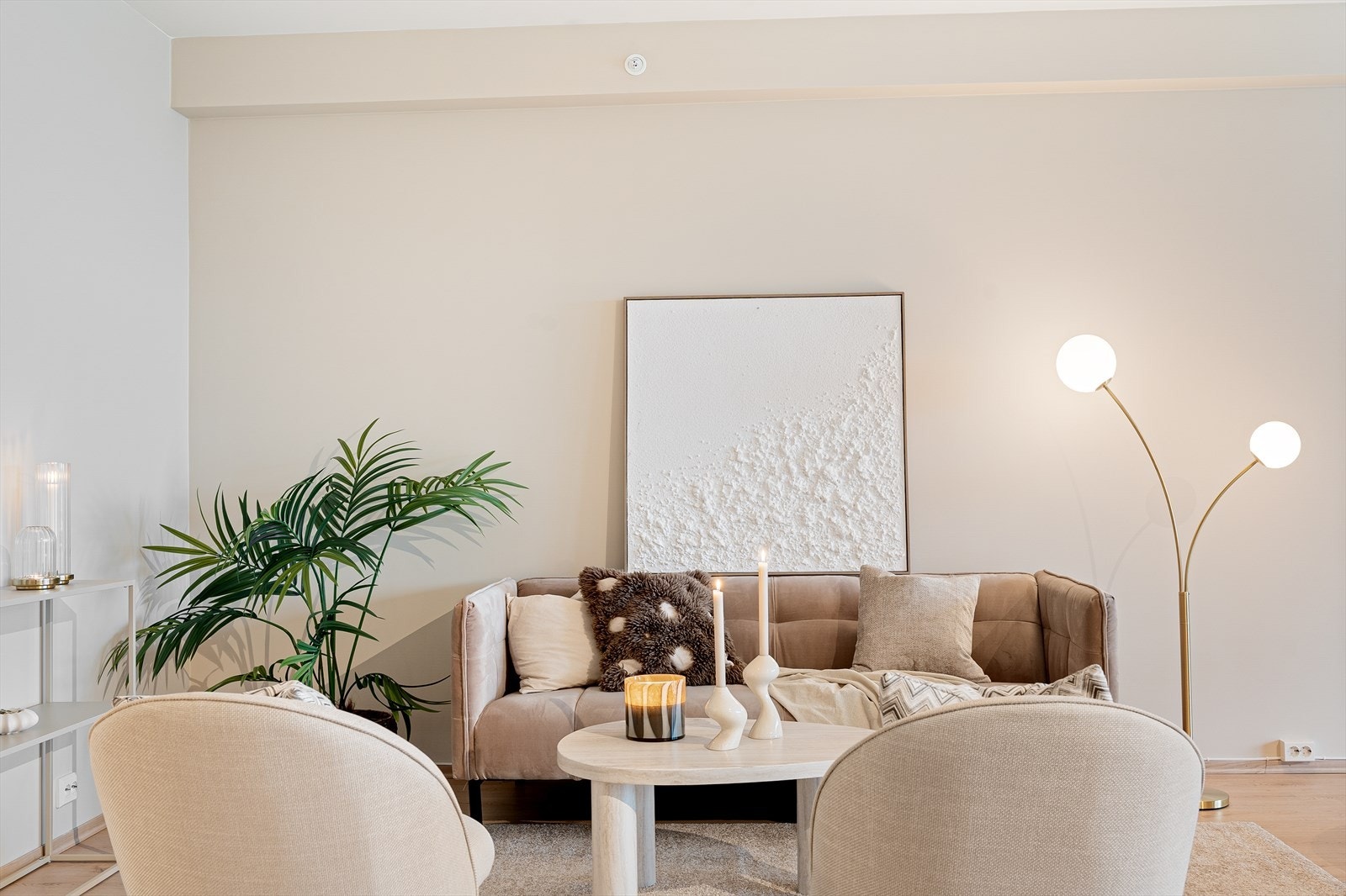 Gode møbleringsmuligheter med god plass til sofagruppe og stort spisebord Galleribilde