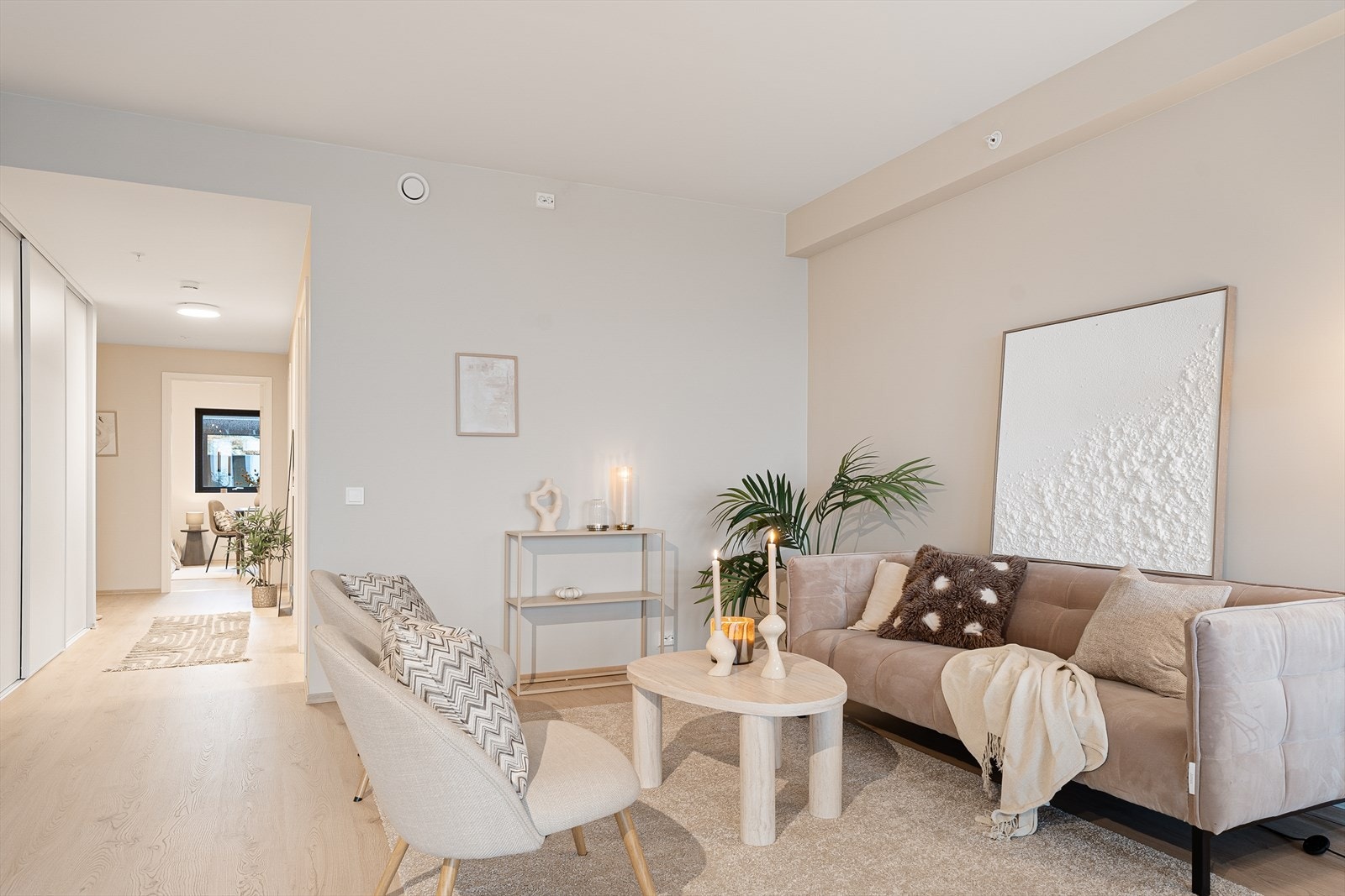 Stor skyvedørsgarderobe i gang Galleribilde